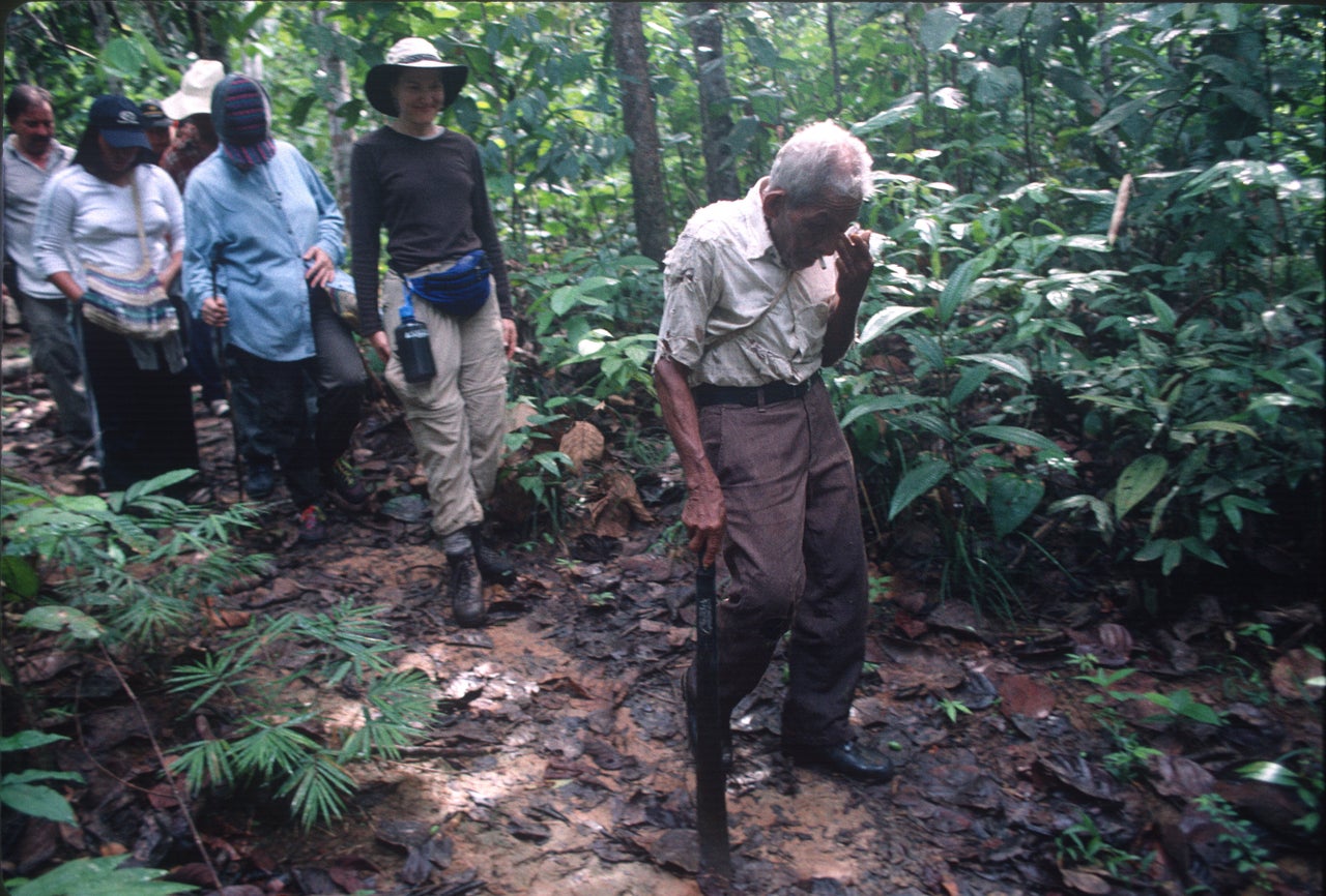 Un grupo de turistas sigue a un chamán por la selva peruana en 2001.