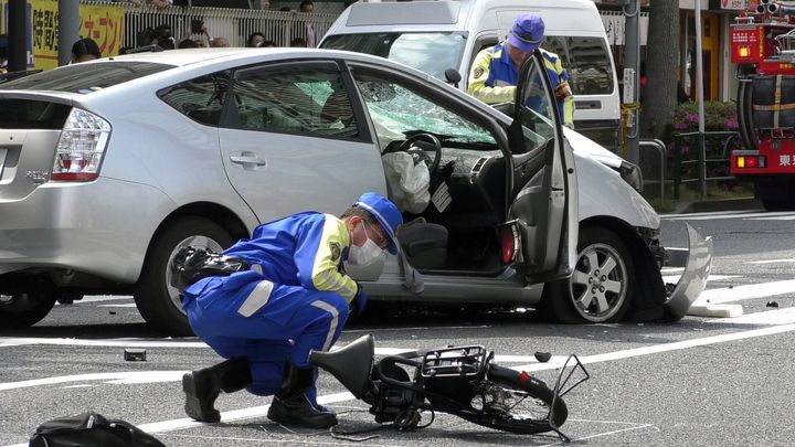 高齢男性が運転する乗用車が暴走し、歩行者や自転車をはね親子２人が死亡した交通事故で、現場に残された自転車と事故車両