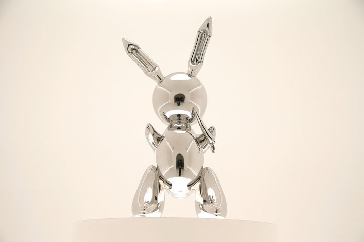 ステンレス製のウサギの彫刻、100億円で落札される。存命の作家作品で 