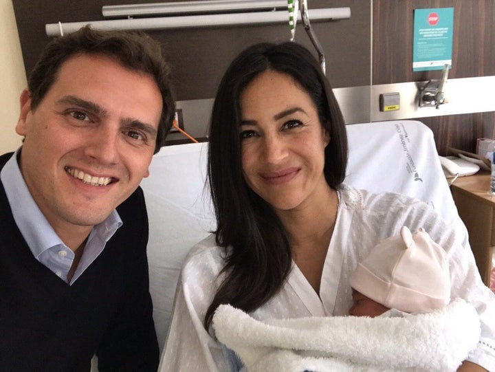 Albert Rivera visita a Begoña Villacís en el hospital.