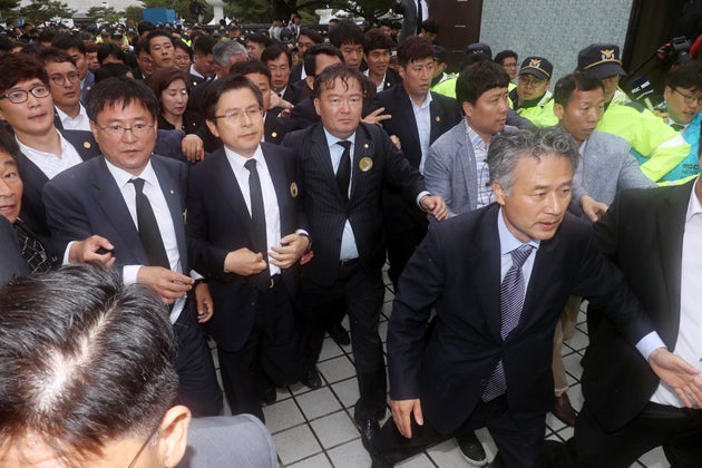 황교안 자유한국당 대표가 18일 광주 북구 국립5·18민주묘지에서 열린 제39주년 5·18민주화운동 기념식에 참석한 뒤 경호를 받으며 행사장을 빠져나가고 있다.