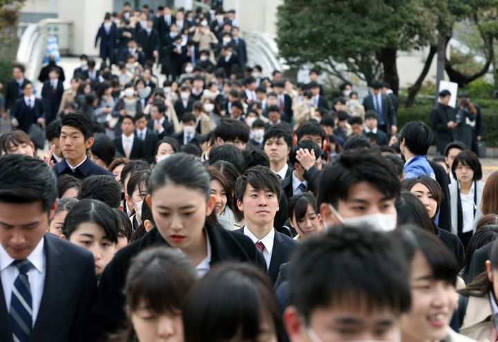 企業の合同説明会に並ぶ2020年春に卒業予定の大学生＝1日、千葉市の幕張メッセ