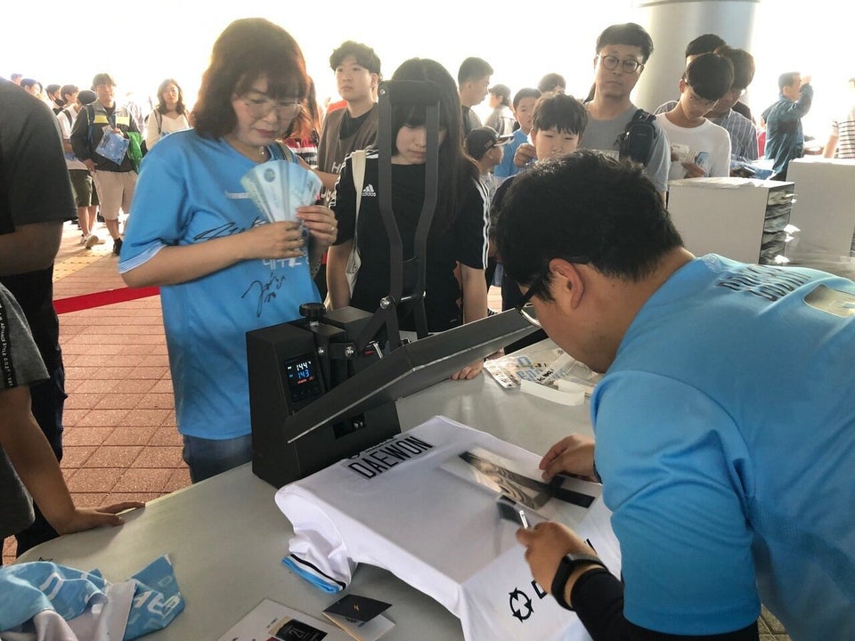 학부모와 고교 1학년 딸이 19일 DGB대구은행파크 입구에서 직접 구입한 유니폼에 김대원 선수의 이름과 번호를 새기고 있다.
