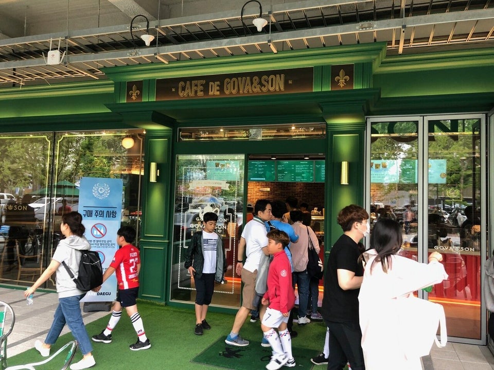 DGB대구은행파크 1층에 늘어선 상가들.