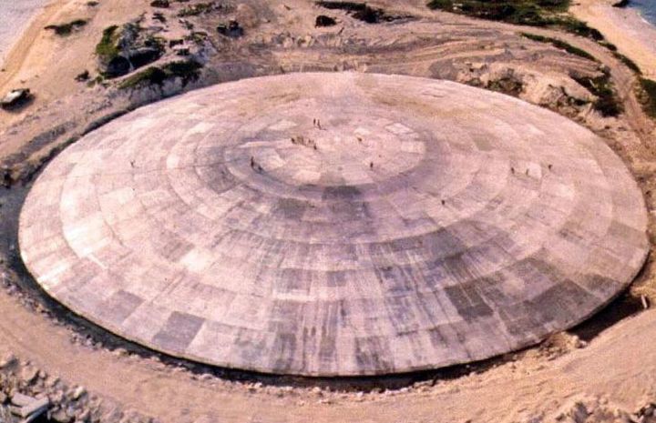 マーシャル諸島のエニウェトク環礁にある、核廃棄物を格納したコンクリートドーム