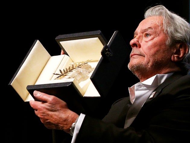 Au revoir! Alain Delon vince a Cannes e si commuove per l
