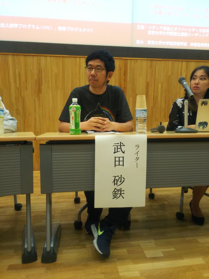 シンポジウムに登壇したライターの武田砂鉄さん。写真右は、Voice Up Japan代表の山本和奈さん。