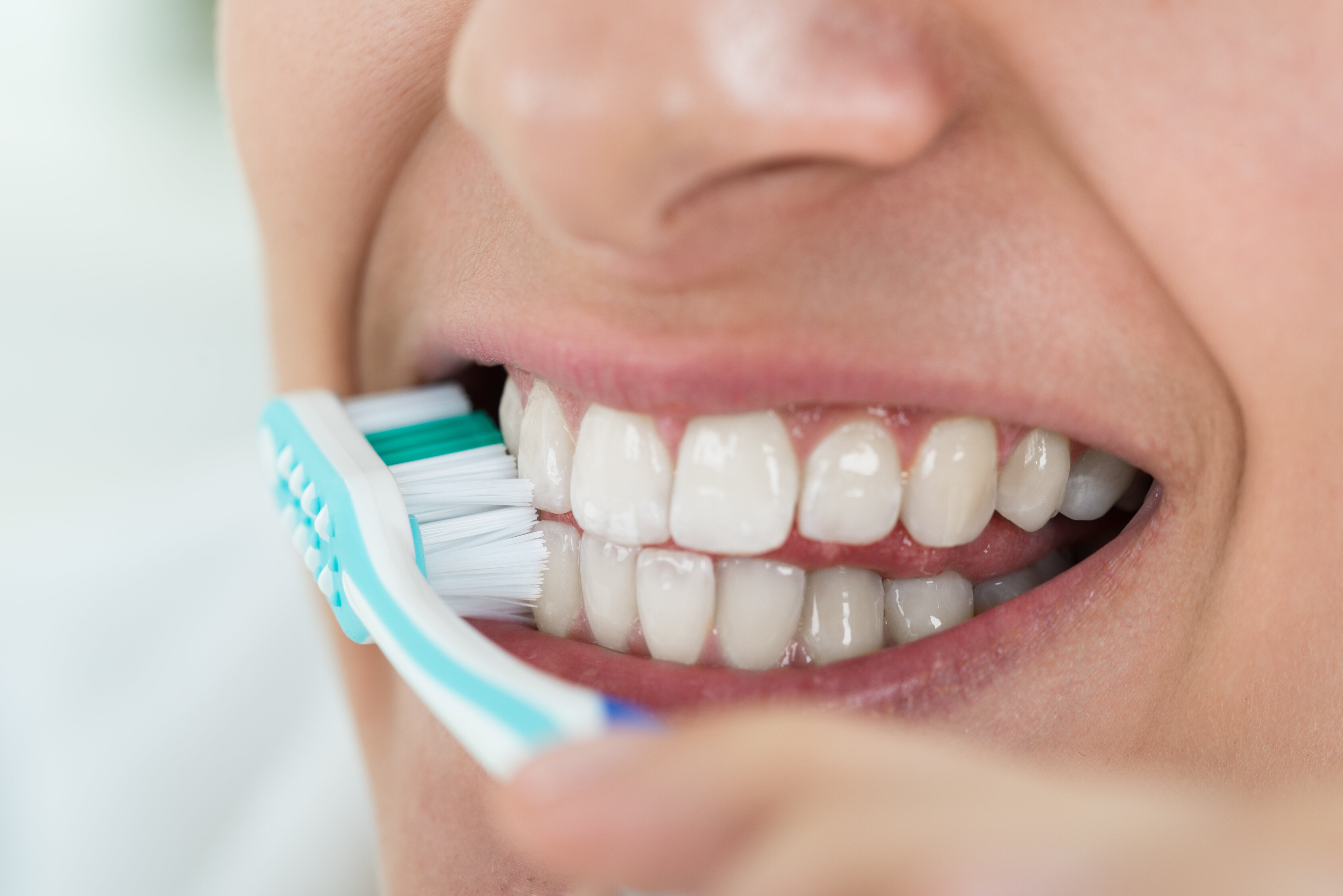 Los dentistas alertan del riesgo de una pasta de dientes que se está  poniendo de moda | El HuffPost Tendencias