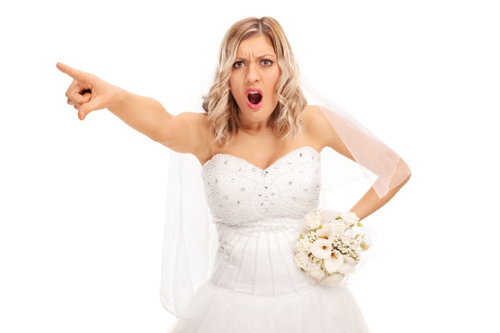 Proibir amamentação, implante de silicone nos seios, mudar o tema do casamento para Senhor dos Anéis... A lista de absurdos é longa.
