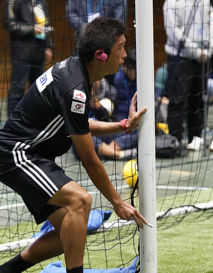 ブラインドサッカー／ゴール位置を伝えるガイド