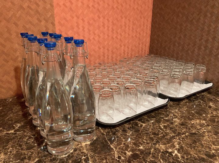 メディアルームに用意された水 これもガラスのボトルとグラスだ。
