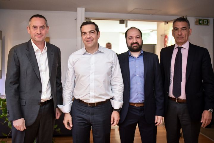 Ο πρωθυπουργός και Πρόεδρος του ΣΥΡΙΖΑ Αλέξης Τσίπρας και (από αριστερά προς τα δεξιά) ο ιδιοκτήτης και πρόεδρος της 24MEDIA Δημήτρης Μάρης, ο Διευθυντής Ειδήσεων & Ενημέρωσης Μάνος Χωριανόπουλος και ο CEO της 24MEDIA Νικόλας Πεφάνης