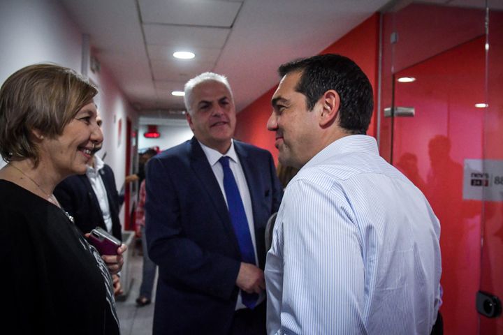 Ο πρωθυπουργός και Πρόεδρος του ΣΥΡΙΖΑ Αλέξης Τσίπρας και (από αριστερά προς τα δεξιά) η δημοσιογράφος Έλλη Τριανταφύλλου και ο διευθυντής του News 24/7 στους 88.6 Βασίλης Σκουρής