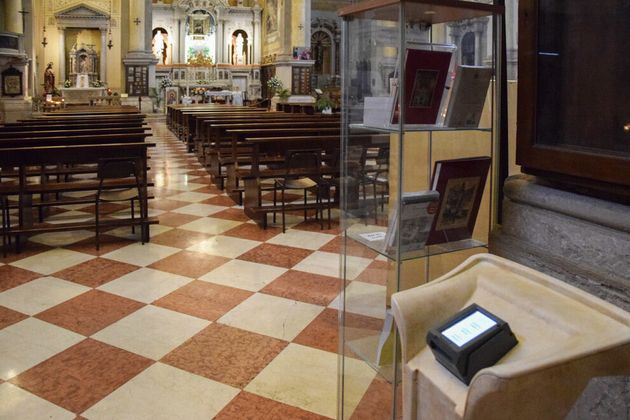 In Chiesa L Elemosina Ora Si Fa Con Il Pos E Si Puo Anche Detrarre Dalle Tasse L Huffpost