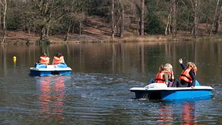 Lorraine is chased by Gail and her family in a pedalo