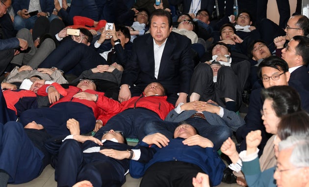 여야 4당이 선거법 개정과 고위공직자범죄수사처(공수처) 신설 법안 등에 대한 패스트트랙(신속처리안건) 지정을 29일 시도하기로 한 가운데, 행정안전위원회 회의실 앞에서 선거제 패스트트랙지정 저지 농성을 벌이는 자유한국당 의원과 당직자들이 바닥에 누워 있다. 가운데는 누워 있는 의원과 당직자들 사이에 홀로 앉아 있는 김무성 의원의 모습.