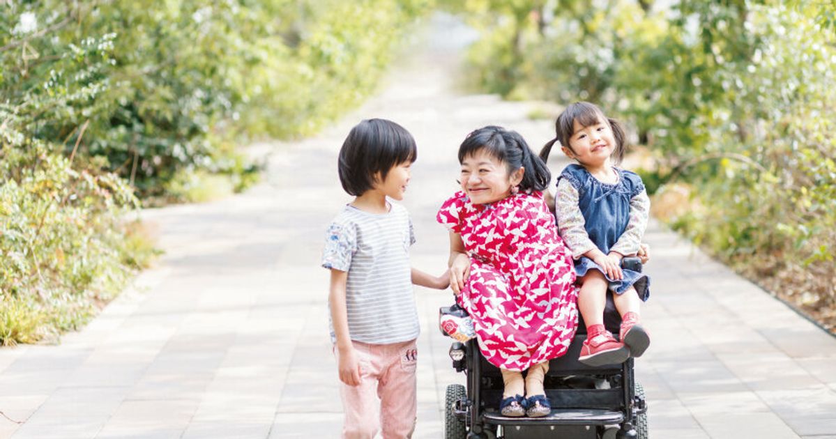 車椅子に乗る、超小型ママの子育て。私が『ママは身長100cm』を書いた理由 | ハフポスト PROJECT