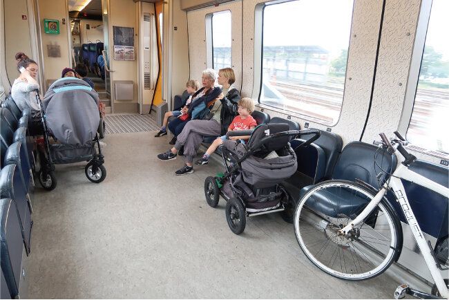 車いす、ベビーカー、自転車だって何台も乗れる、デンマークの電車内。