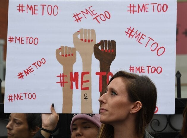 「＃ＭｅＴｏｏ」と声を上げる女性のイメージ