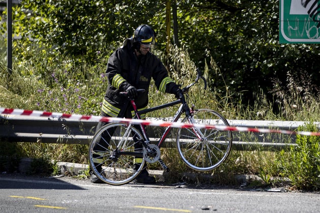 Roma, preso lo sciacallo che rubò il portafogli al ciclista morto in un