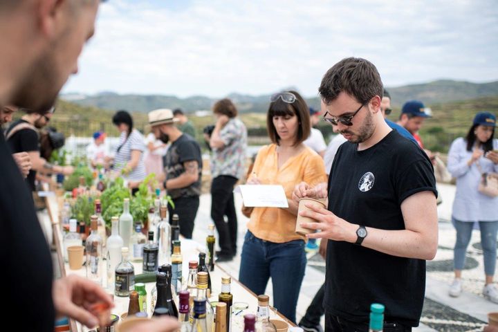 Στόχος του Aegean Cocktails & Spirits, που διοργάνωνεται παράλληλα με το Tinos Food Paths είναι τα εξαιρετικά ελληνικά αποστάγματα να πάρουν την θέση που τους αξίζει στο μπαρ αλλά και στην συνείδηση των bartenders στην Ελλάδα και το εξωτερικό.