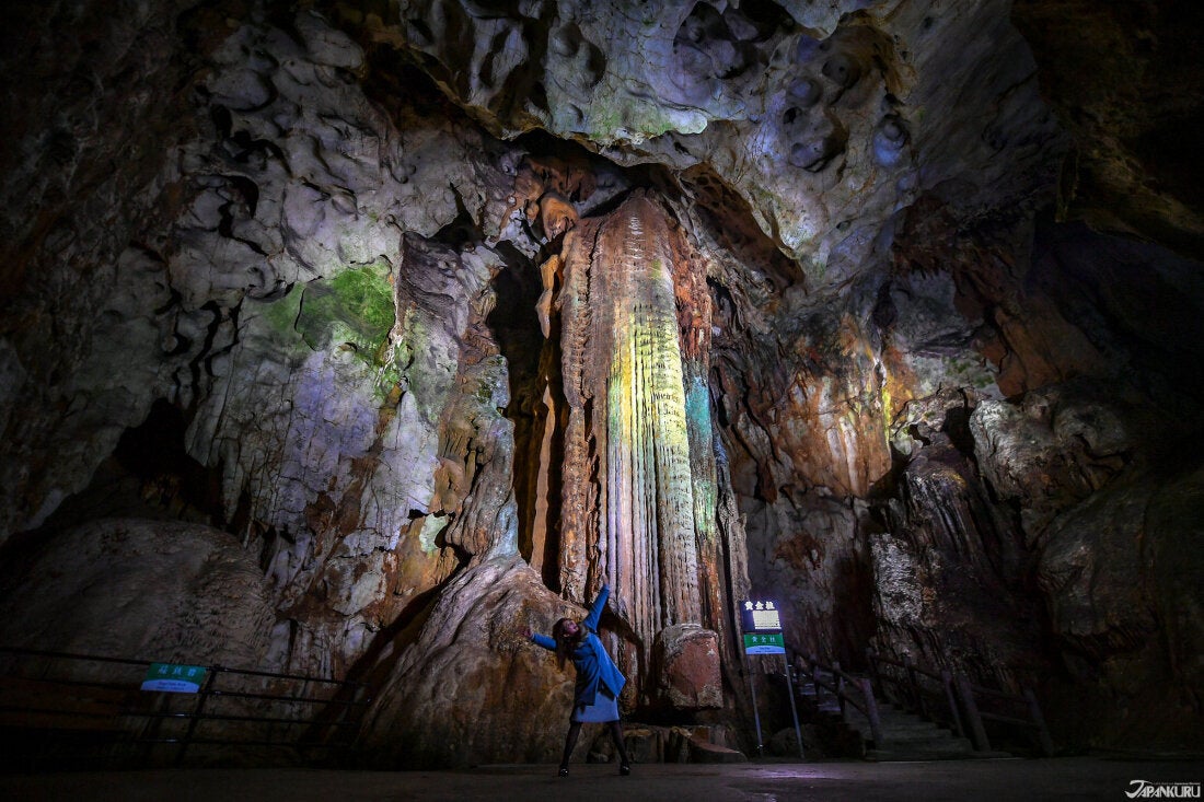 搭配LED燈光照明,洞內岩壁於水系曲線多變,交織成格外空靈的地下世界。雨水於空氣中的酸溶蝕出奇形怪狀的鐘乳石柱,是天然的雕刻藝術品。