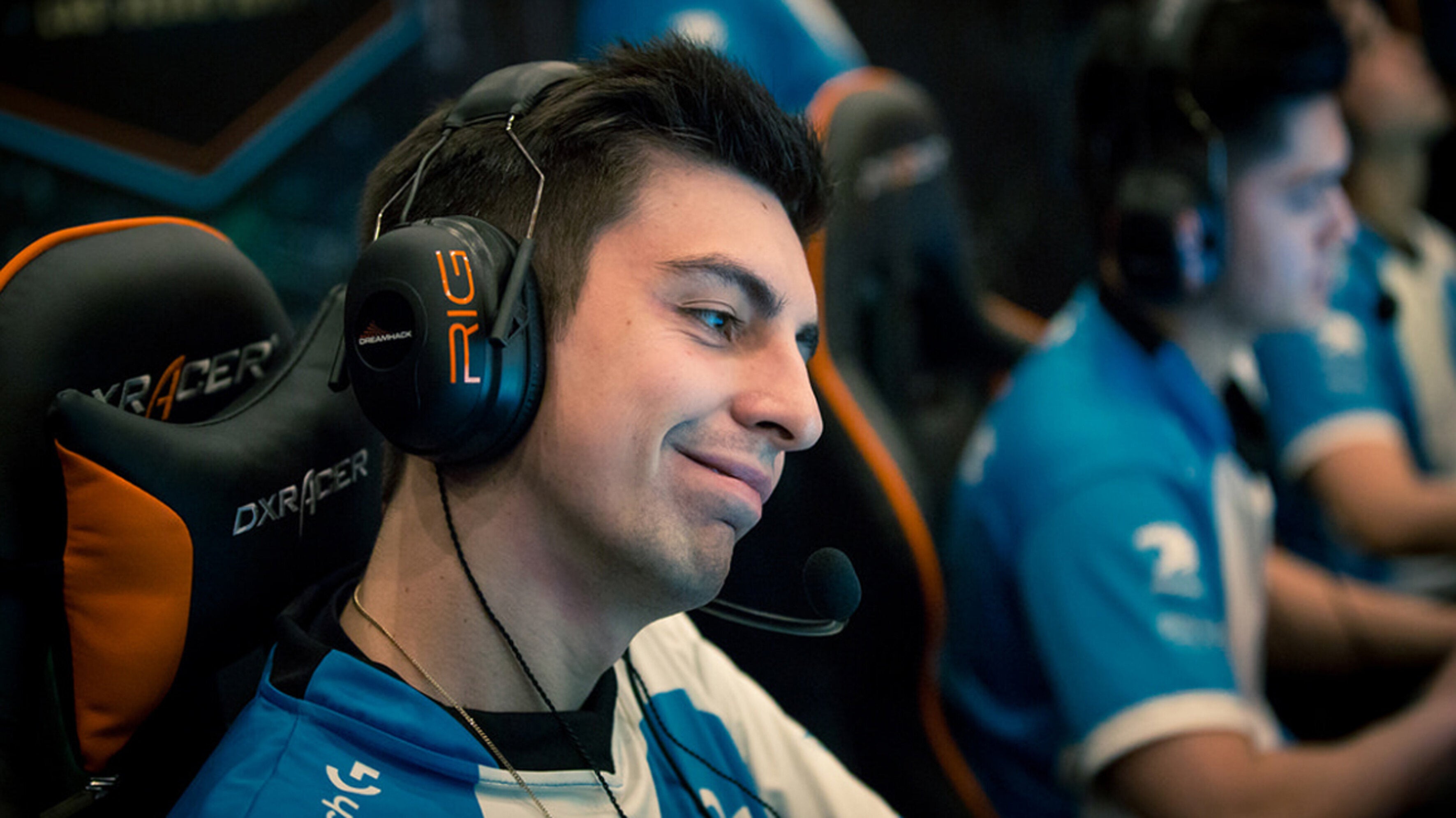 shroud 本身情况跟 ninja 相反,他是一路从选手打到退休成实况主.