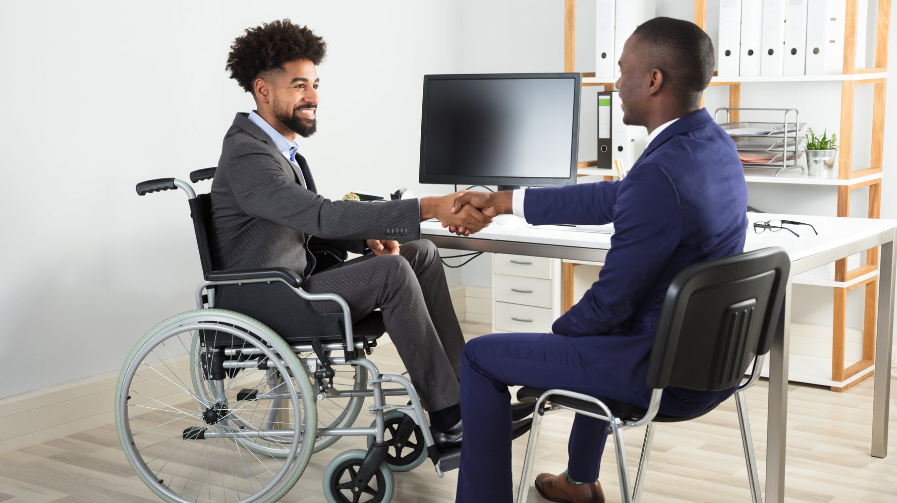 Many people with serious disabilities. Пожатие руки инвалиду. Пожимает руку инвалиду. Картинки рукопожатия инвалиды.