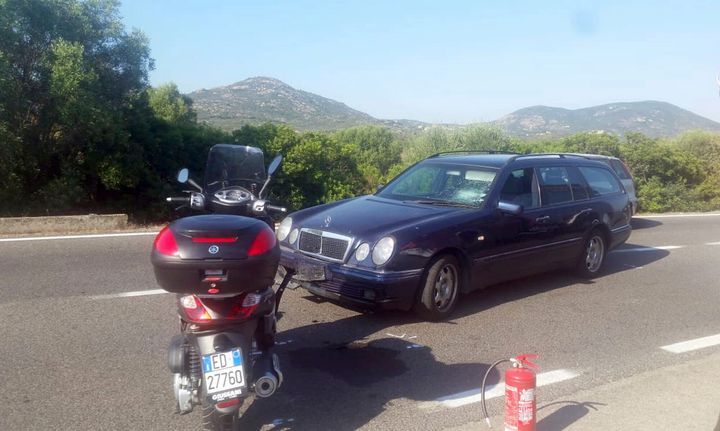 Σκηνή από τον τόπο του σοβαρού ατυχήματος στη Σαρδηνία, το καλοκαίρι του 2018: Αριστερά διακρίνεται το σκούτερ του Τζόρτζ Κλούνεϊ και δεξιά το αυτοκίνητο με το οποίο συγκρούστηκε.