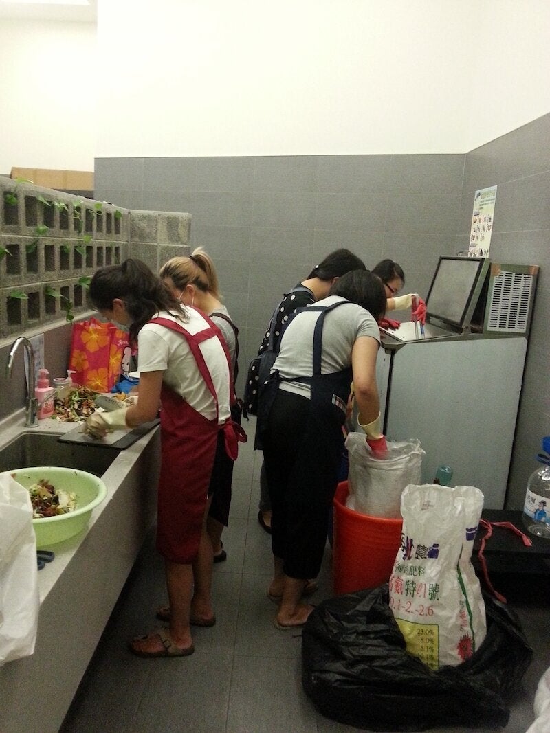 ▲社區環保室內有志工隊協助分類、處理廚餘。大毅樹幸福提供