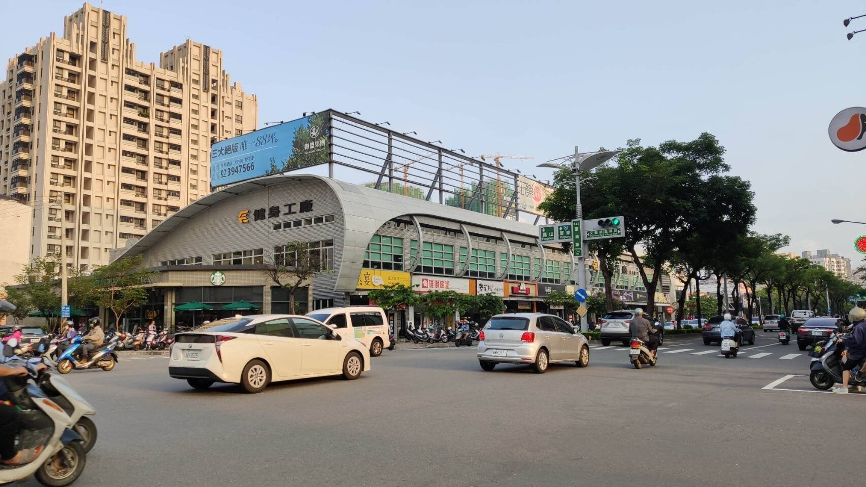 高雄文山特區為近年高雄房市熱區之一，與農十六、美術館園區及亞洲新灣區皆屬近市區且各具特色的蛋黃重劃區。