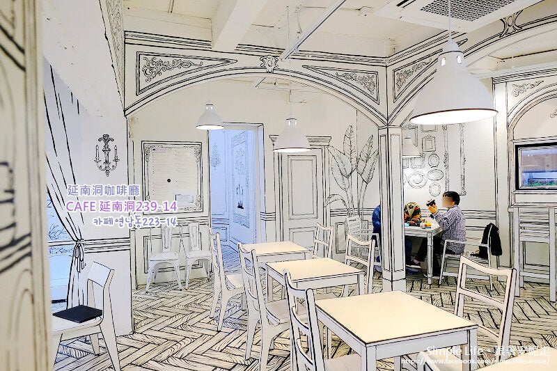 CAFE 延南洞223-14(CAFE 연남동223-14)。 前兩年相當紅的漫畫風格咖啡廳「CAFE 延南洞239-20」,現在搬新家到另一處空間更大些的地方, 店名也已改成「CAFE 延南洞223-14」!(別再跑去舊的地址囉) 延續一貫的漫畫風格,這間新店比原先的還更加華麗,更好拍照了! 而且還多了一個屋頂戶外空間,那裡也超可愛,喜歡拍照打卡的朋友你們會愛的地方!