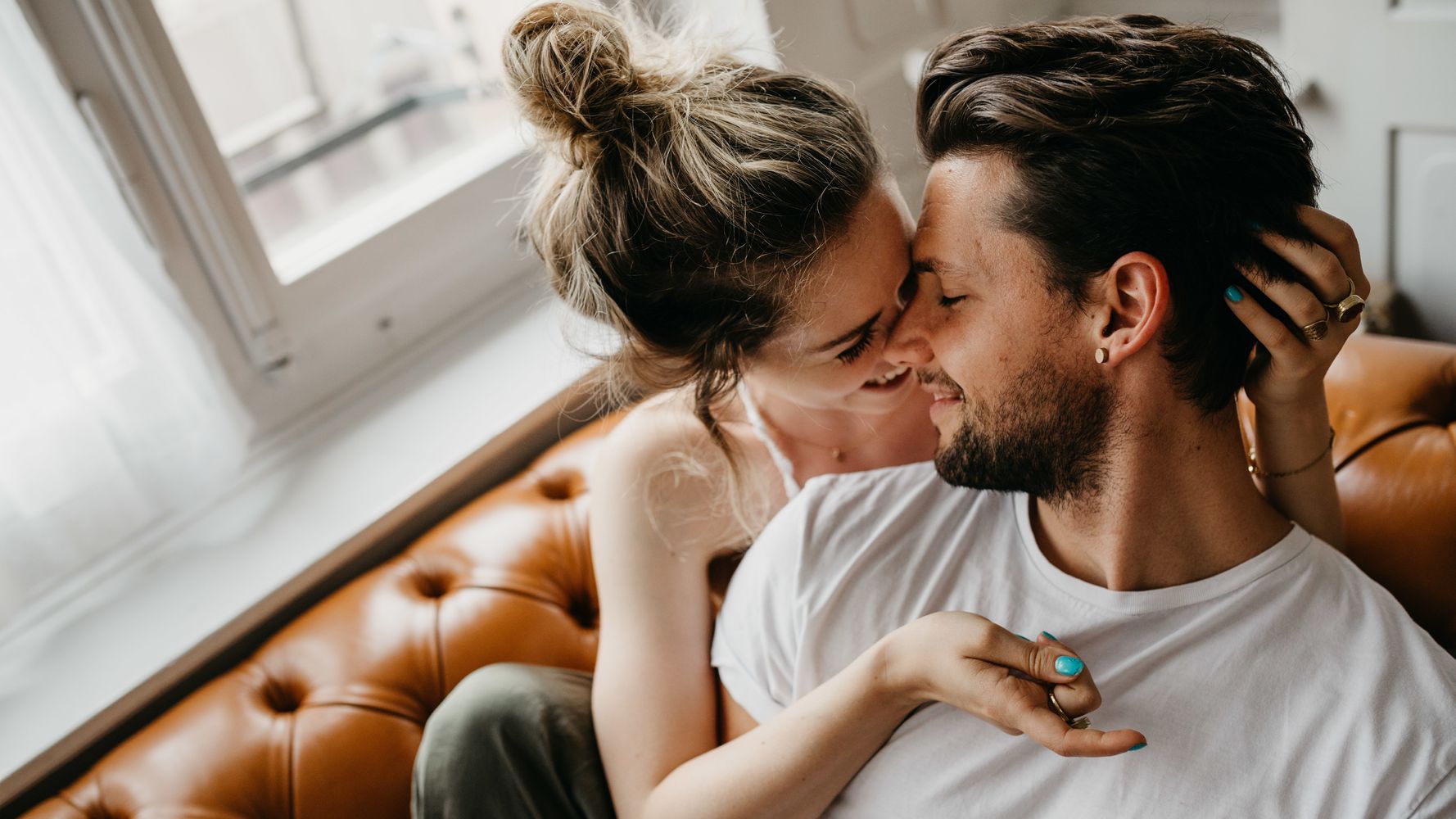 Comment Faire L Amour Avec Son Partenaire Sans Bouger Du Canape Le Huffington Post Life