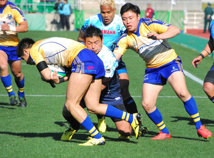 試合に臨むNTTコムの選手(手前、2016年)