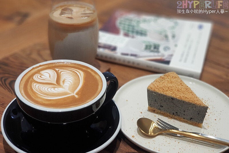 原先在南屯有間風評不錯的J.W. Cafe咖啡店,四月底和Mr.Pica喜鵲先生合作另外開了一間▸J.W. x Mr.Pica◂,趁著假日空檔我們吃完早伴漢堡後就過來晃晃喝個下午茶~ 照著導航走進來後,原來J.W.xMr.Pica就在小樹苗舊店址的對面呀!店面雖然沒有很大,但當天一直有妹子湧進來耶