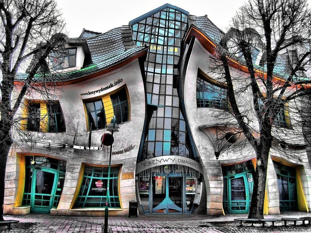 (Photo by qbanez, License: CC BY 3.0, 圖片來源https://commons.wikimedia.org/wiki/File:Sopot,_Krzywy_Domek_-_panoramio.jpg)