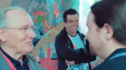Un militante del PSOE emociona a Pablo Iglesias con sus palabras en el colegio