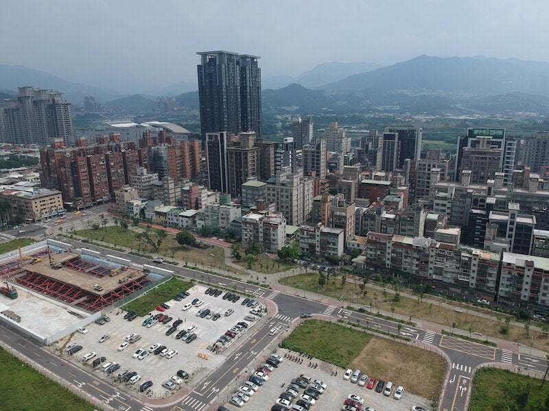 ▲大型社區人多,管理委員之間就像是小型的政府縮影,不僅要好好經營人脈,也要慎選對象,共同維持社區營運。