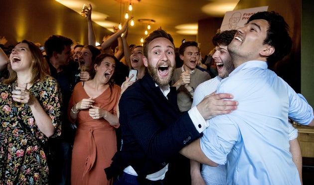 Des membres du parti travailliste (PvdA) de Frans Timmermans célèbrent leur victoire surprise...