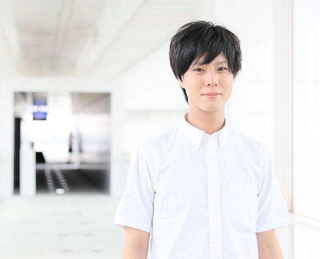 『僕が夫に出会うまで』(文藝春秋)を出版する七崎良輔さん