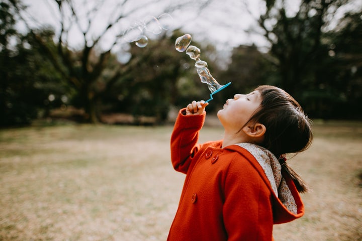 喜ぶ子どものイメージ写真