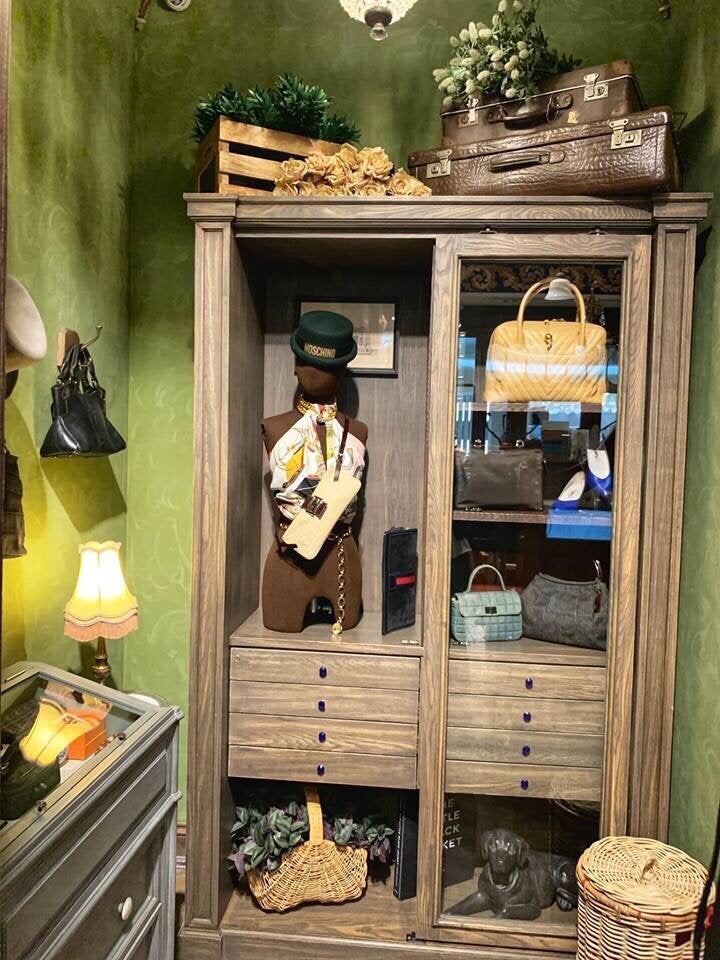 ▲吳速玲在百貨誤打誤撞逛到一家精品古物店。