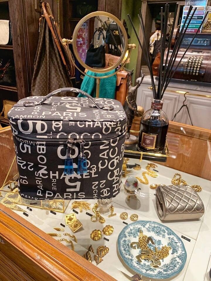 ▲吳速玲在百貨誤打誤撞逛到一家精品古物店。