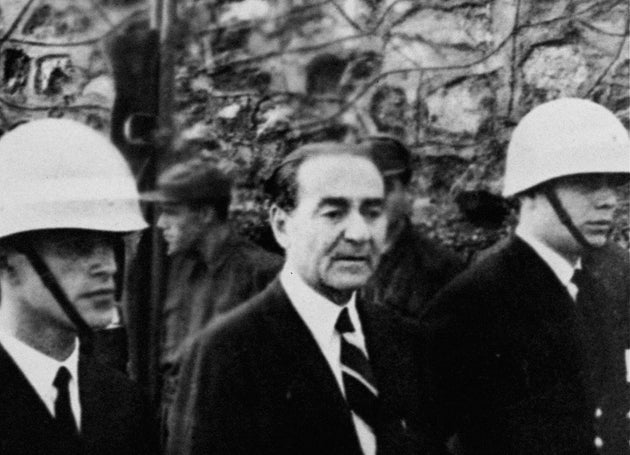 O Μεντερές οδηγείται για να δικαστεί στη Γιασιάντα.