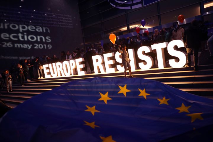 «Η Ευρώπη αντιστέκαται» ήταν το ηχηρό μήνυμα μιας φωτεινής επιγραφής στις Βρυξέλλες. Στην δυνατή εικόνα ξεχωρίζει το μικρό αγόρι στο κέντρο με ένα μπαλόνι στο χέρι.