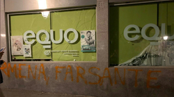 La sede de Equo en Madrid amanece apedreada y con pintadas de 