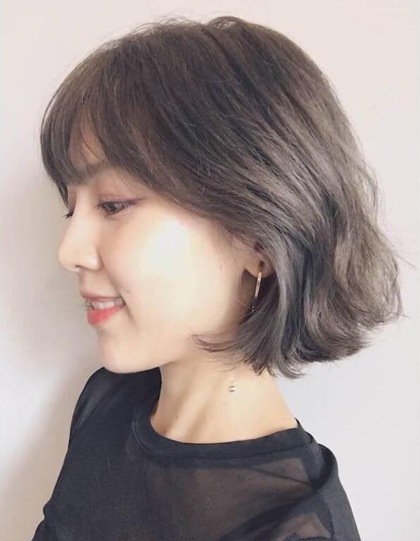 好有日系风格 微外翘短发搭配冷萃咖啡色,好喜欢这种甜滋滋的欧腻风格