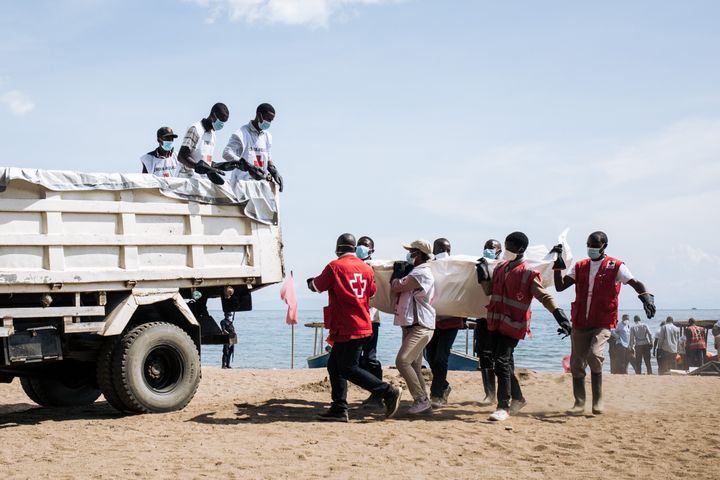 Σε παρόμοια ναυτικά δυστυχήματα στη λίμνη Κίβου, στο Κονγκό, έχασαν τη ζωή τους 167 άνθρωποι τον περασμένο Απρίλιο.