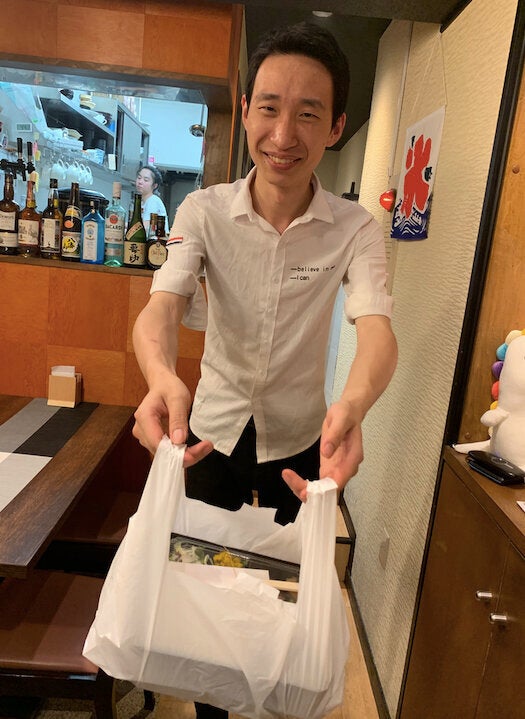 お店の方がサッとお弁当を持ってきてくれた。