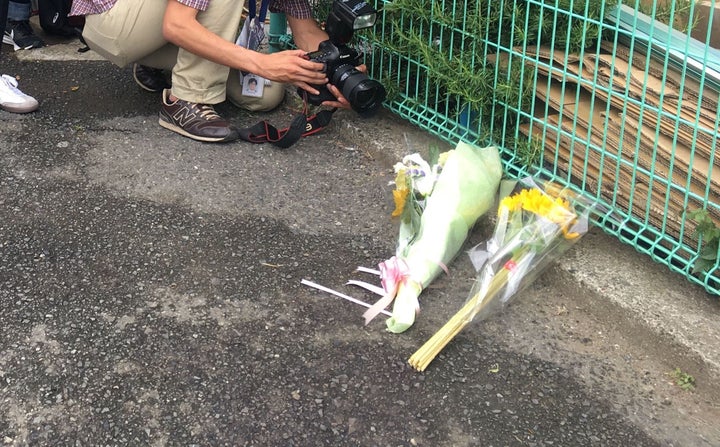 現場に手向けられた花束